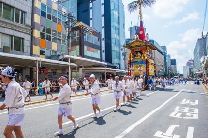 Men pulling a float at Gion Matsuri