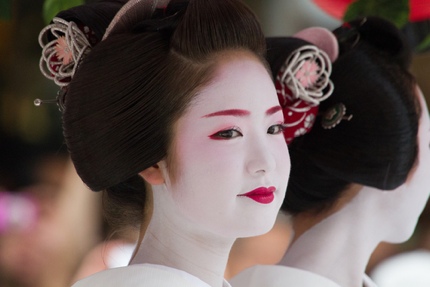 Apprentice geisha on parade