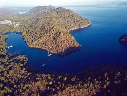 Longoz Bay is a beautiful spot to enjoy a lunch break, sheltered by the island’s pine forest